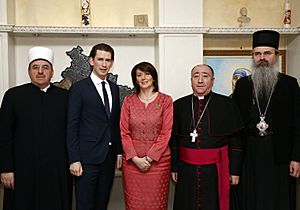 Archivo:Sebastian Kurz with Atifete Jahjaga and religious leaders January 2015