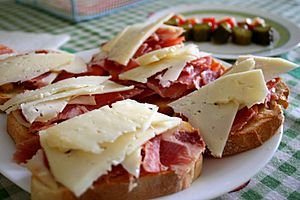 Archivo:Tapas de jamón y queso