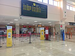 Archivo:Terminales de facturación Aeropuerto de Granada