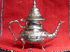 Archivo:Tetera marroquí metálica, para servir té verde