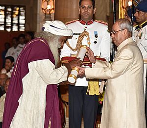 Archivo:The President, Shri Pranab Mukherjee presenting the Padma Vibhushan Award to Sadhguru Jagadish Vasudev, at the Civil Investiture Ceremony, at Rashtrapati Bhavan, in New Delhi on April 13, 2017