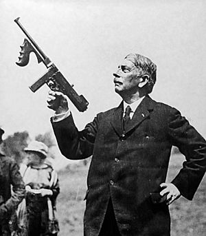 Archivo:Thompson-and-his-gun