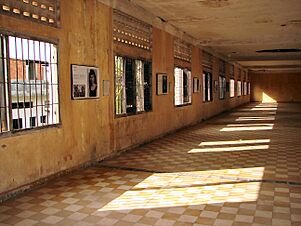 Archivo:Tuol Sleng Genocide Museum Cells