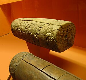 Archivo:Two Teponaztli