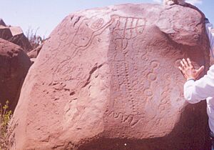 Archivo:Una Piedra con Petroglifos arriba de los Cerros en Narigua, General cepeda Coahuila - panoramio