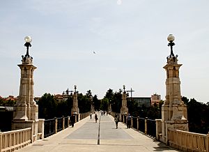 Archivo:Viaducto de Fernando Hué