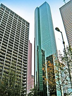 Archivo:Wells Fargo Bank Plaza, Houston, from base