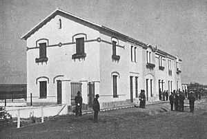 Archivo:1915-10-25, La Ilustración Artística, Valladolid.—Actos solemnes presididos por el rey Alfonso XIII (cropped) Inauguración de la «Ciudad Jardín Alfonso XIII».—Primer grupo de casas inaugurado