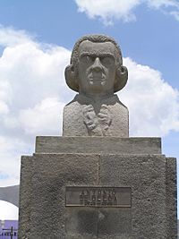Archivo:20061001 - Mitad del Mundo (busto de Antonio de Ulloa)