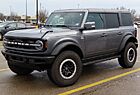 Archivo:2022 Ford Bronco 4-Door Outer Banks with Sasquatch Package, front left, 02-09-2023