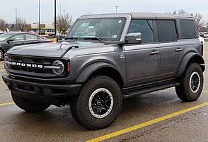 Archivo:2022 Ford Bronco 4-Door Outer Banks with Sasquatch Package, front left, 02-09-2023