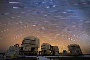 Archivo:A Stream of Stars over Paranal
