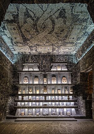 Archivo:Altar de arte prehispánico y mosaicos en plafón