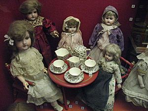 Archivo:Arrangement of Dolls at Museum of Childhood, Edinburgh