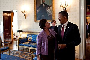 Archivo:Barack Obama chats with Senior Advisor Valerie Jarrett in the Blue Room, White House, 2010