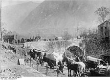 Archivo:Bundesarchiv Bild 146-1972-098-11, Isonzo-Schlacht, Trainkolonne