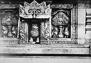 Archivo:COLLECTIE TROPENMUSEUM Reliëfs op de Candi Lara Jonggrang oftewel het Prambanan tempelcomplex TMnr 10030057
