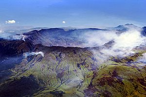 Archivo:Caldera Mt Tambora Sumbawa Indonesia