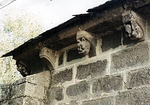Archivo:Canecillos de Santo Estevo de Lousadela (Sarria)