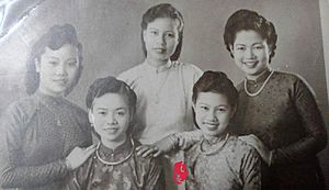 Archivo:Cinq sœurs à Hanoï, 1950s