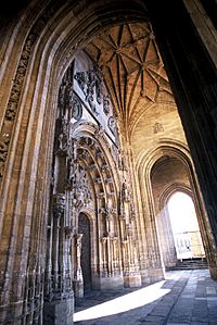 Archivo:Claustro de Catedral de Oviedo Ref.0006