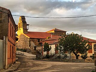 Coomonte e Iglesia de San Juan Bautista.jpg
