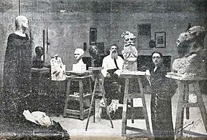 Archivo:Emilio de Madariaga, en el estudio madrileño, rodeado de sus obras, con el médico Rodríguez y su busto