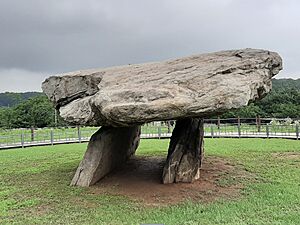 Archivo:Example of a southern-style dolmen at Ganghwa Island