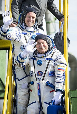 Archivo:Expedition 51 Crew Wave At the Pad (NHQ201704200001)