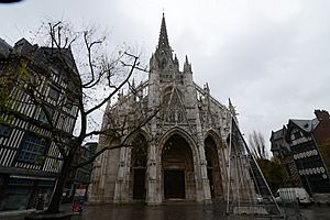 Archivo:Five gabled porches attached to the west façade of the Eglise Saint-Maclou (30268774844)