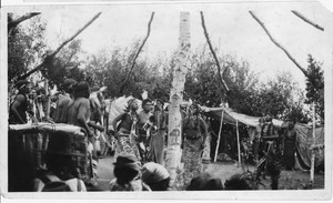 Archivo:Fort Hall Reservation. Shoshone Indian Sun Dance - NARA - 298649