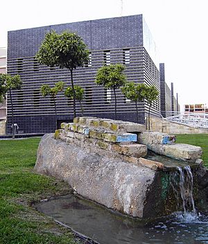 Archivo:Fuente romana en Huelva 060