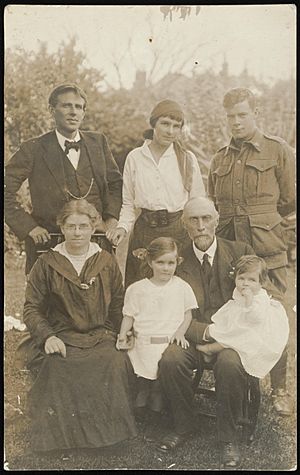 Archivo:Higgins and Palmer families at Killenna in Malvern, Victoria, 1918