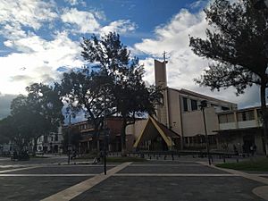 Archivo:Iglesia María Auxiliadora y plaza