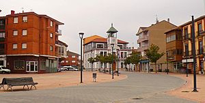 Archivo:La Robla - Plaza de la Constitución 8