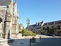 Lopérec 11 Façade sud de l'église, calvaire et partie sud du bourg