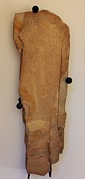 Archivo:MAB-Estela de guerrero. Siglo VII-VI a.C. Las Yuntas. Capilla-2