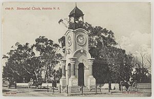 Archivo:Memorial Clock Hokitika with square base
