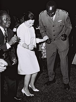 Archivo:Miriam Eshkol dancing with Idi Amin 1966-06-13