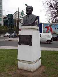 Archivo:Monumento a Victor Raul Haya de la Torre en Plaza Perú