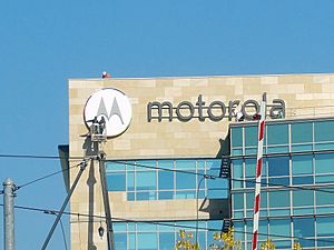 Archivo:Motorola Mobility Logo Being Installed