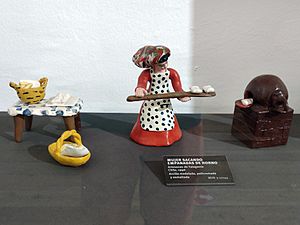 Archivo:Mujer sacando empanadas de horno, ceramica policromada