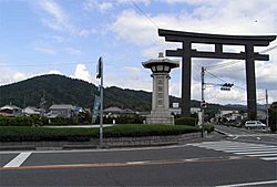 Archivo:Ohmiwa Shrine Big Torii