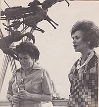 Archivo:Olga Duque de Ospina con Cecilia Caballero de López