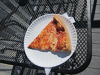 Archivo:People of Boston, eating PIZZA, Newbury Street, $1 slice of pizza, Trust ME Bernie Madoff Pizza
