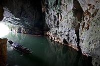 Archivo:Phong Nha cave entrance