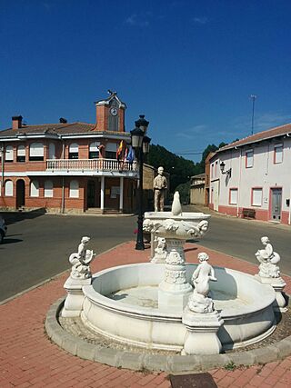 Plaza con monumento y Ayuntamiento.jpg
