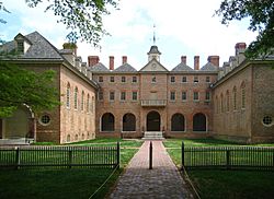 Archivo:Rear view of the Wren Building, College of William & Mary in Williamsburg, Virginia, USA (2008-04-23)
