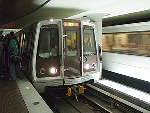 Archivo:Red line train