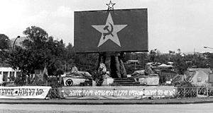 Archivo:Revolutionary monument extols the virtues of communism, Ethiopia